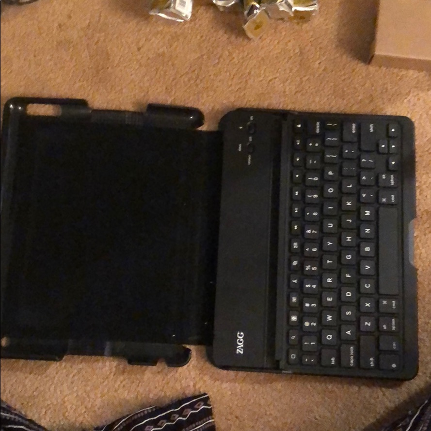 Zagg Tablet Case W/ Bluetooth Keyboard For Ipad